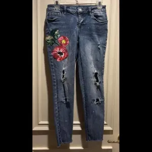 👖💙Boston Proper Sz 6 Sequined  Distressed  Skinny 98% Cotton 2 % Spandex Jeans