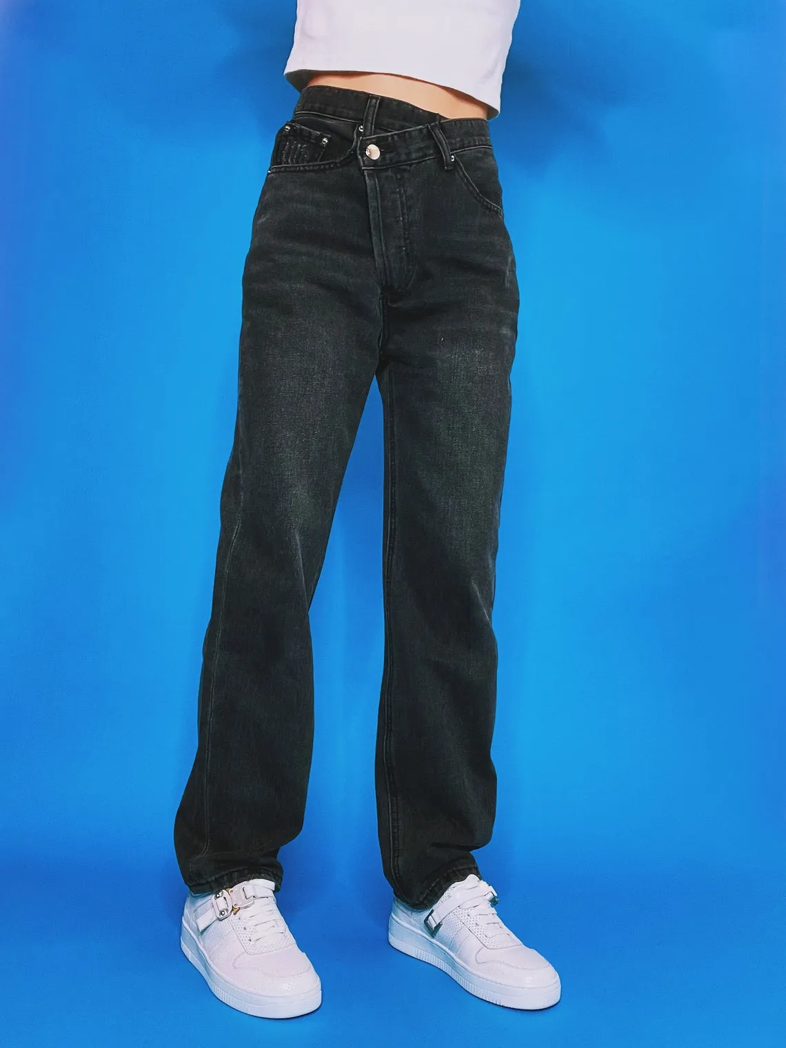 CRISS CROSS Front High-Waisted Mom Jeans - BLACK
