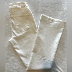 Good American Classic White High Rise Bootcut Jeans--Sz 8/29