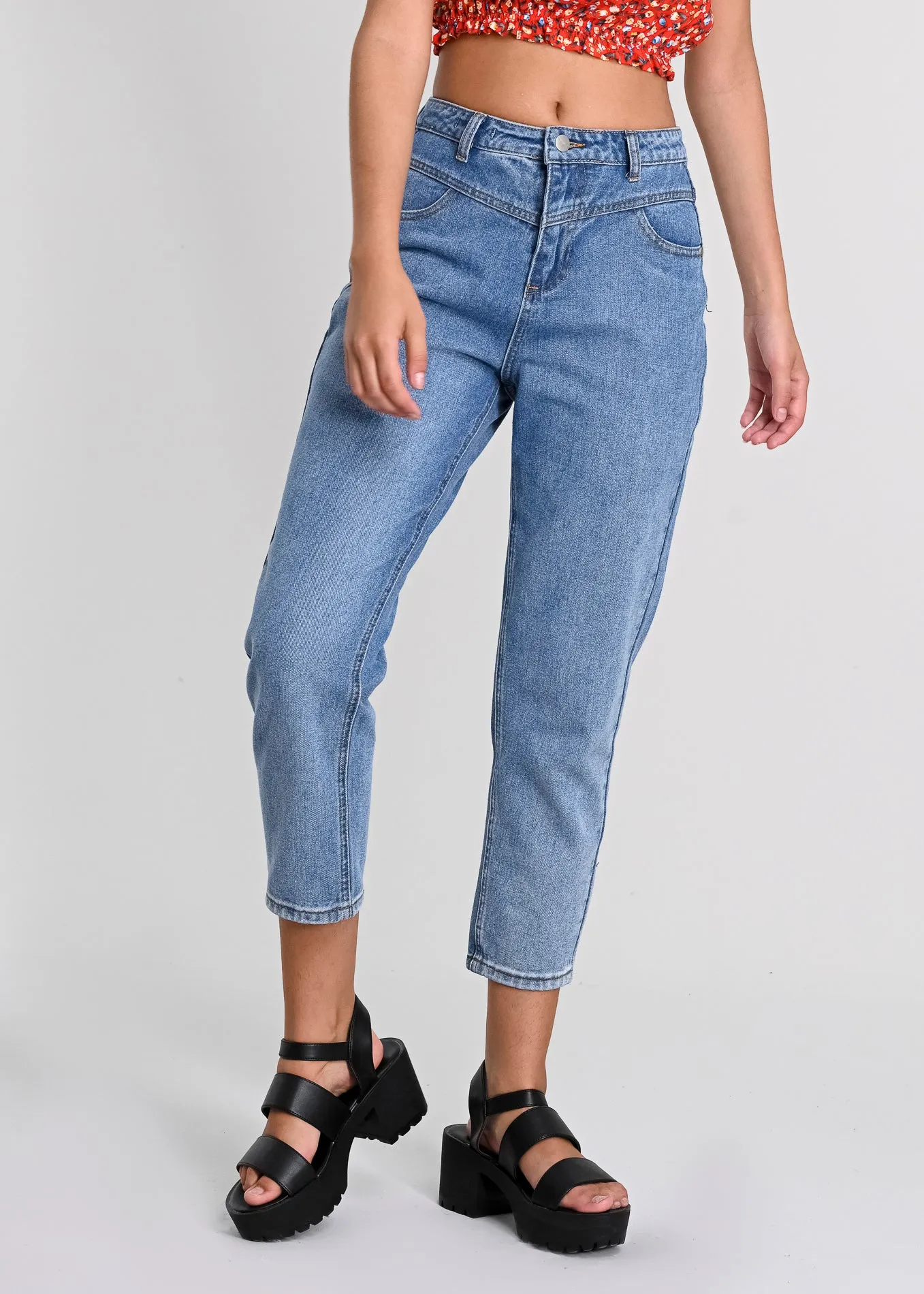 Jeans mom cintura media costura