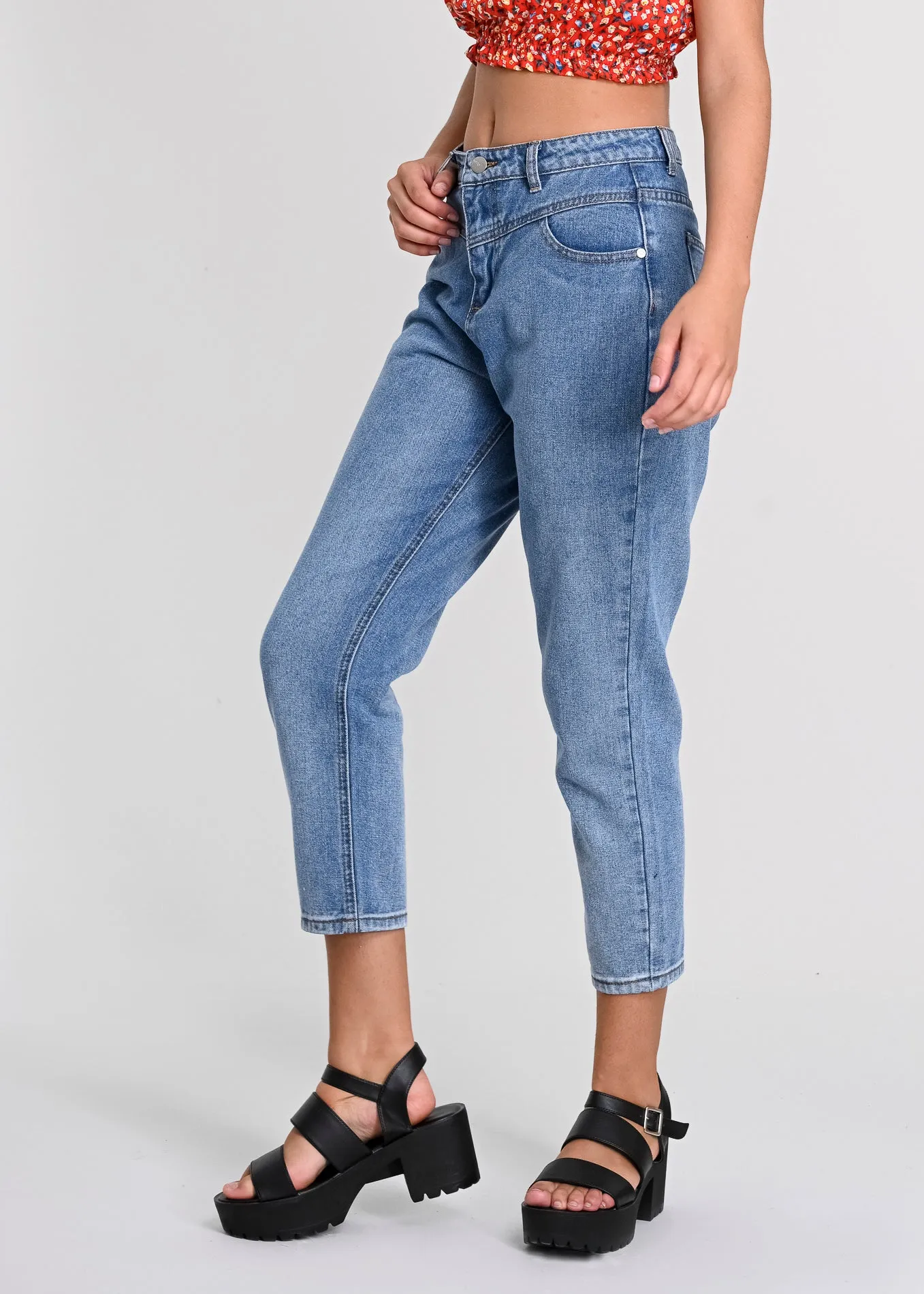 Jeans mom cintura media costura