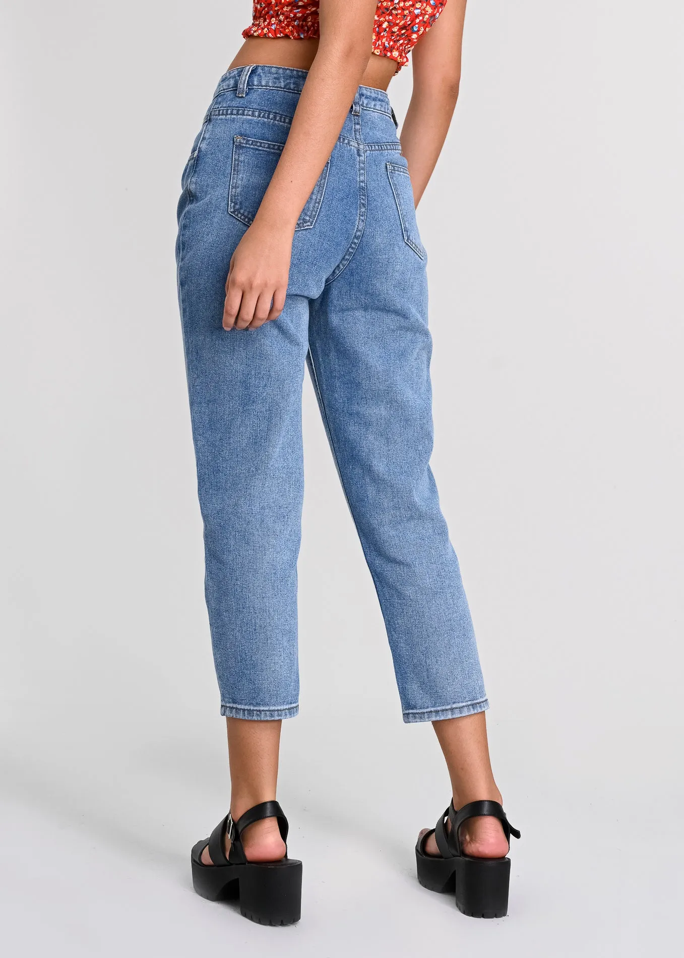 Jeans mom cintura media costura