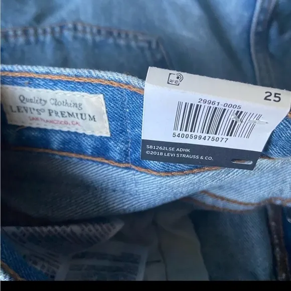 Levi’s 501 distressed jeans shorts NWT 25