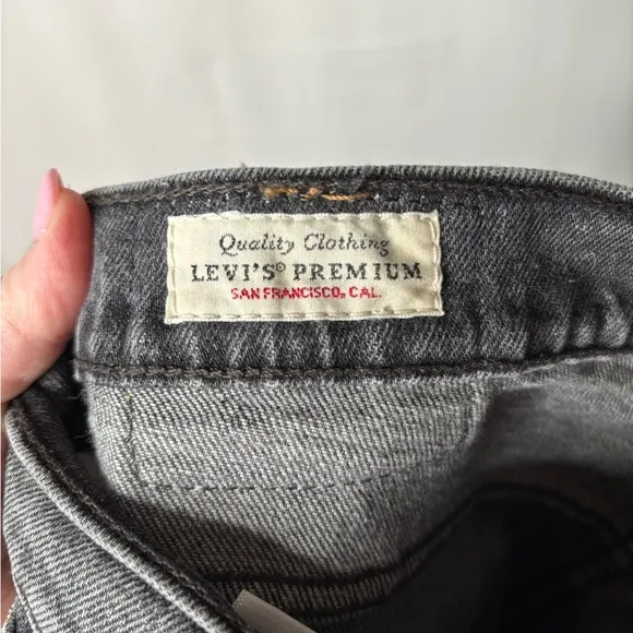 Levi’s 501 Skinny in Coal Black size 26