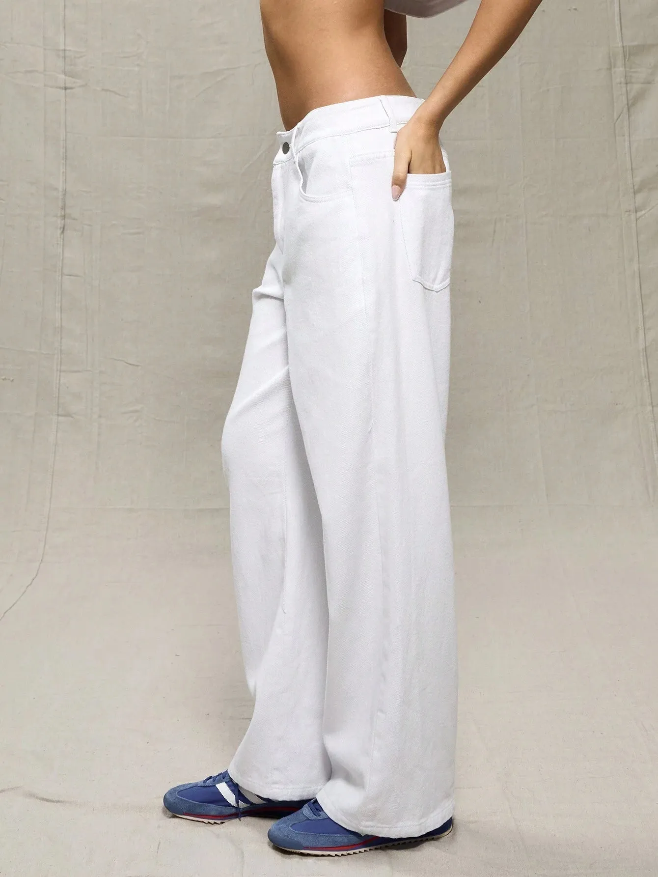 Low-Rise Wide-Leg Jeans – Trendy & Flattering Denim for Any Occasion