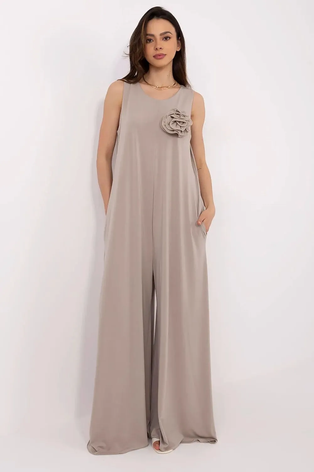 Stylish women's flower-shaped brooch jumpsuit