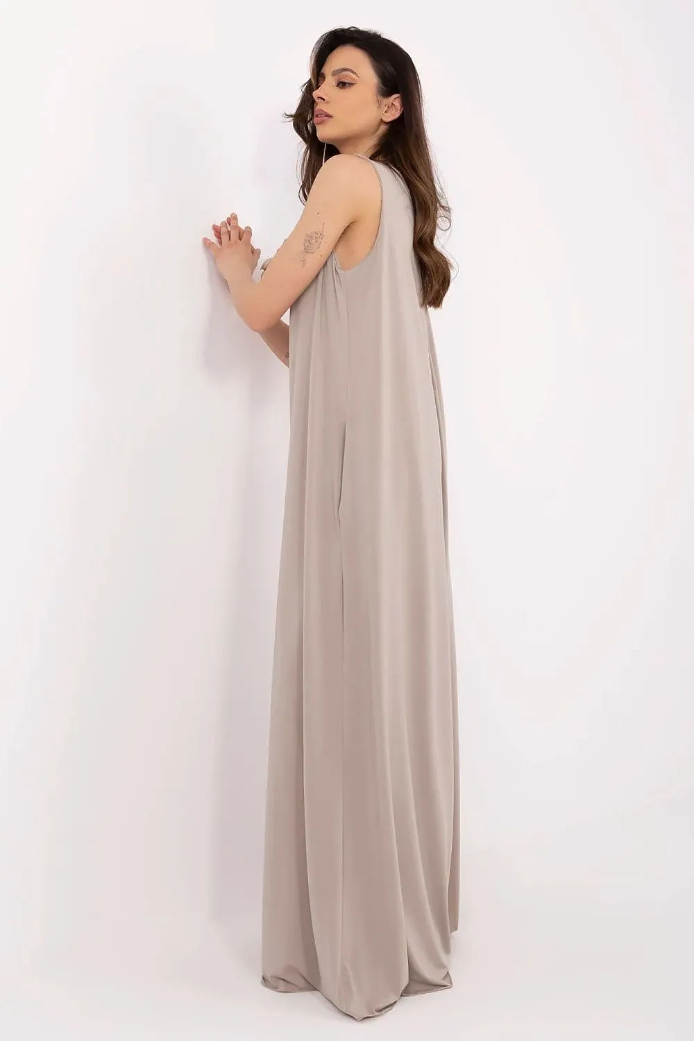 Stylish women's flower-shaped brooch jumpsuit